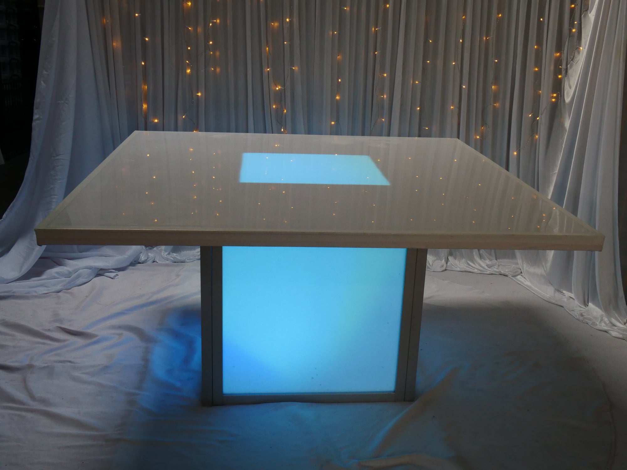 Location - Table carrée Lumina Légendaire (LED)