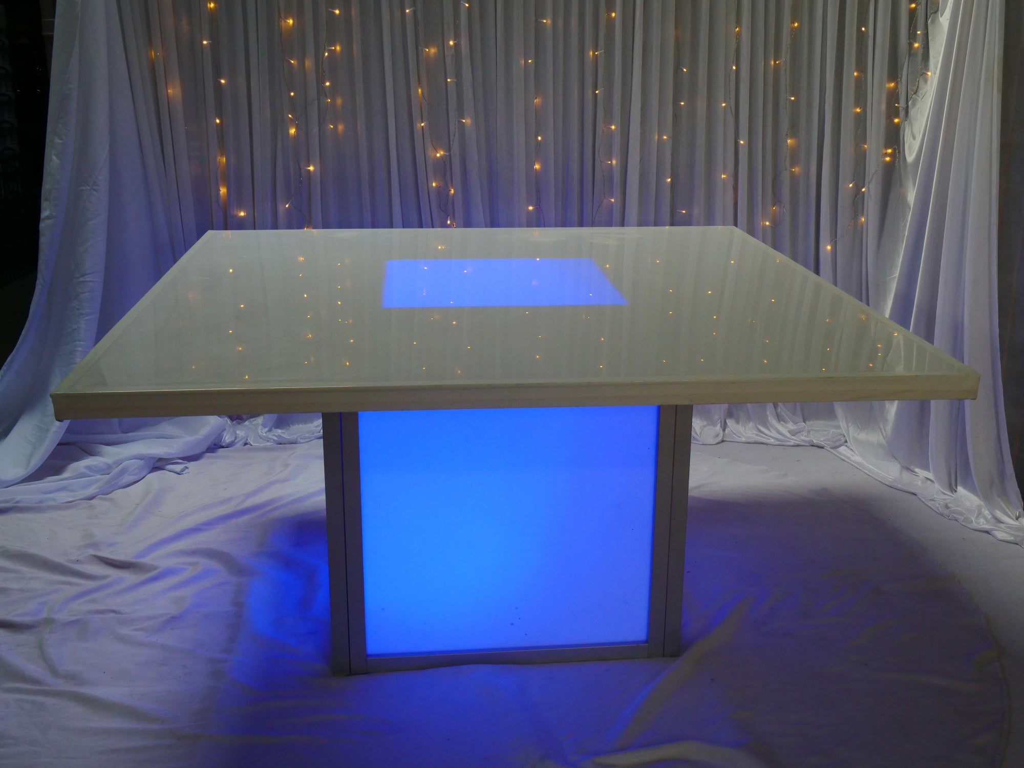 Location - Table carrée Lumina Légendaire (LED)